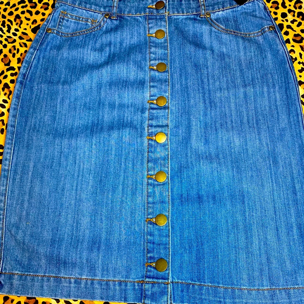 FOREVER 21 MEDIUM DENIM KNEE LENGTH SKIRT  (NWT)